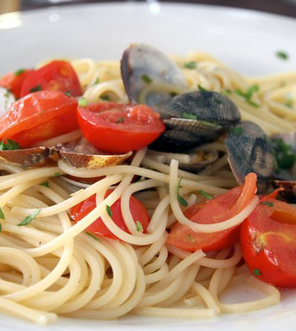 Spaghetti con pomodori e vongole