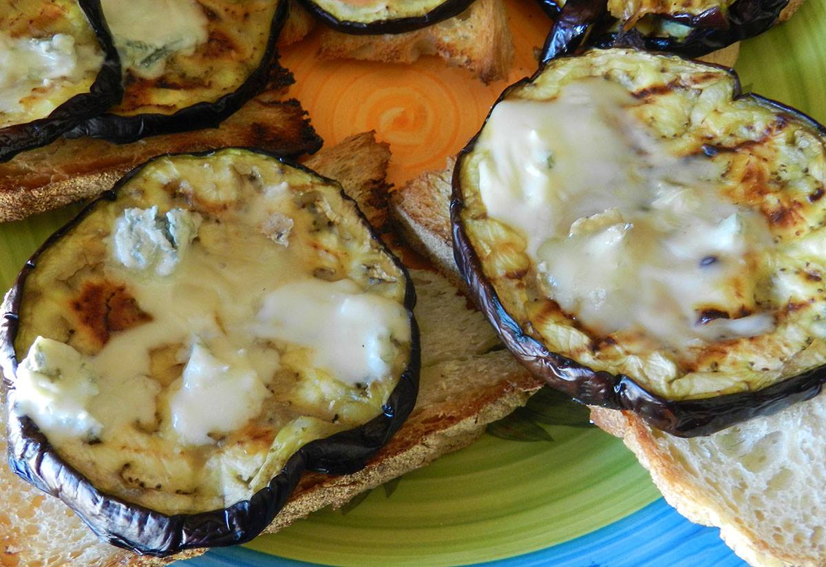 Bruschetta di melanzane e pecorino erborinato