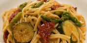 Spaghetti con asparagi e zucchine