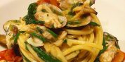 Spaghetti aglio e peperoncino risottati alle arselle, pomodorini e asparagi di mare 