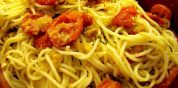 Spaghetti con pomodori e pangrattato