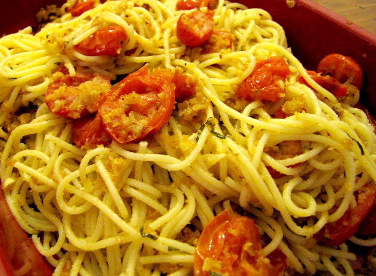 Spaghetti con pomodori e pangrattato